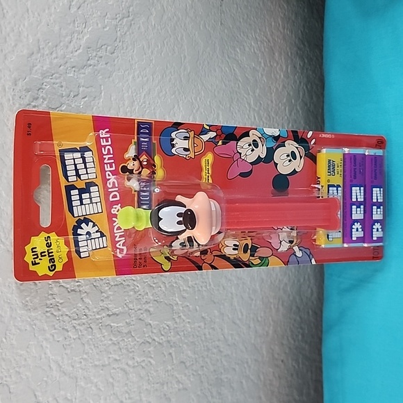 BNIB Disney Goofy Pez Dispenser with Candy - Picture 1 of 8